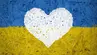 Grafika: flaga ukraińska z domalowanym pośrodku sercem w kolorze białym.