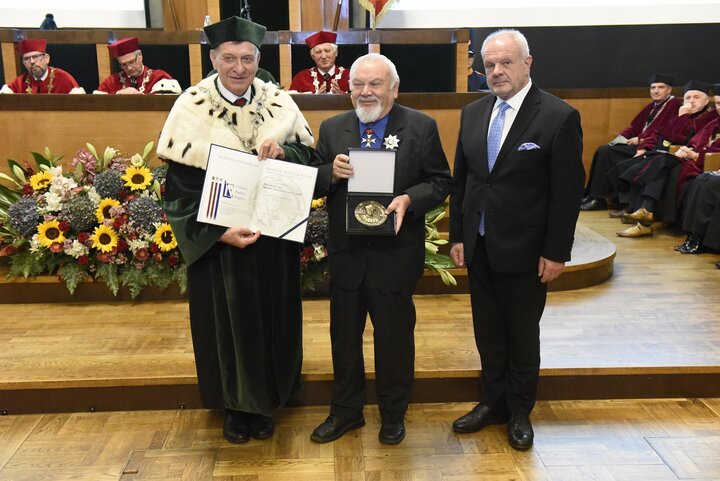 Image of Rector Lis presenting an award to Professor Tadeusiewicz. Another man is standing next to them