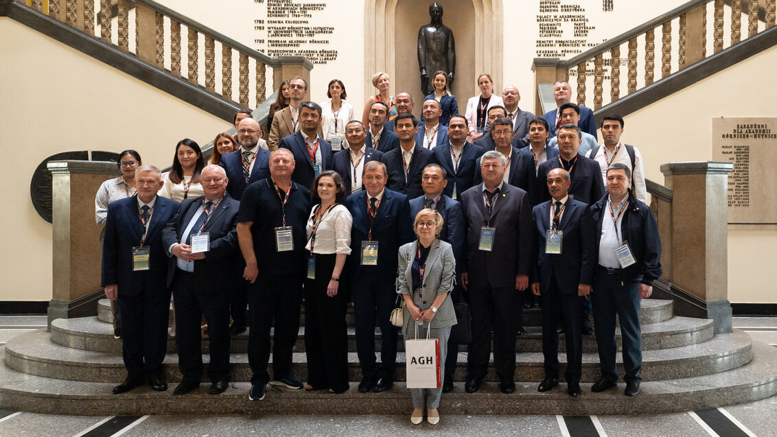 Image of university authorities, representativesm both from Poland and Uzbekistan standing on the main staircase in the AGH Univeristy hall