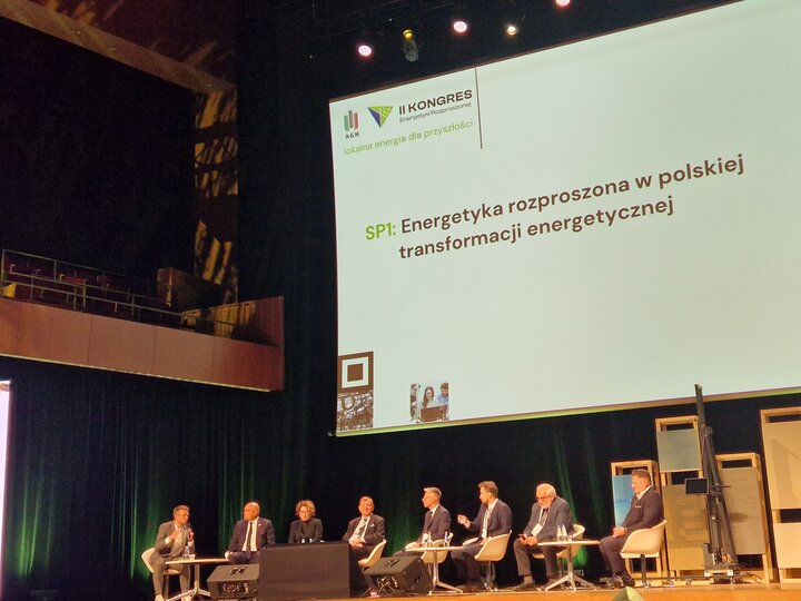 This image shows a panel at a congress discussing the role of distributed energy in Poland's energy transformation.