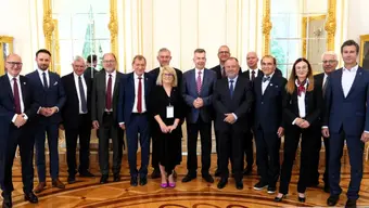 Image of an elegantly dressed group of people inolving representatives of a few Polish universities, the Polish Minister of Science, and the head of the Poland in Silicon Valley Center standing in a decorative room posing for a photo.