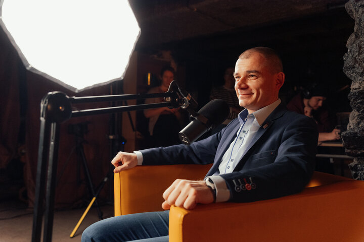 Studio nagrań Bunkra Nauki, przed obiektywem stoi Paweł Janowski.