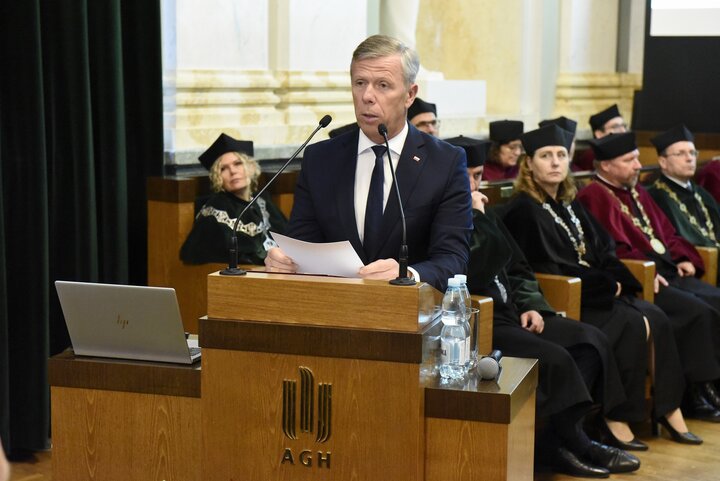 Image of the Deputy Chief of the Chancellery of the President reading a letter