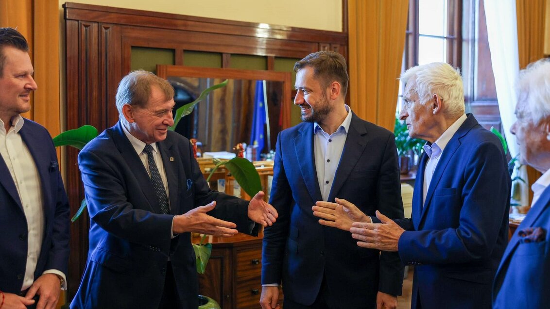 Na zdjęciu uczestnicy spotkania w trakcie rozmów.