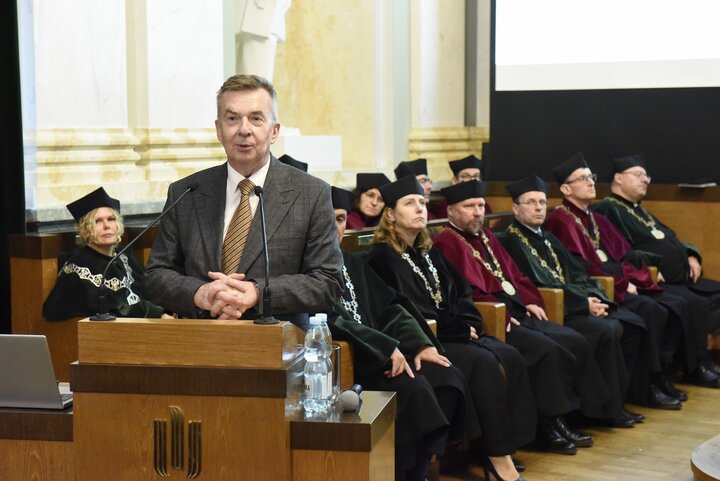 Image of the Minister of Science Dariusz Wieczorek giving a speech