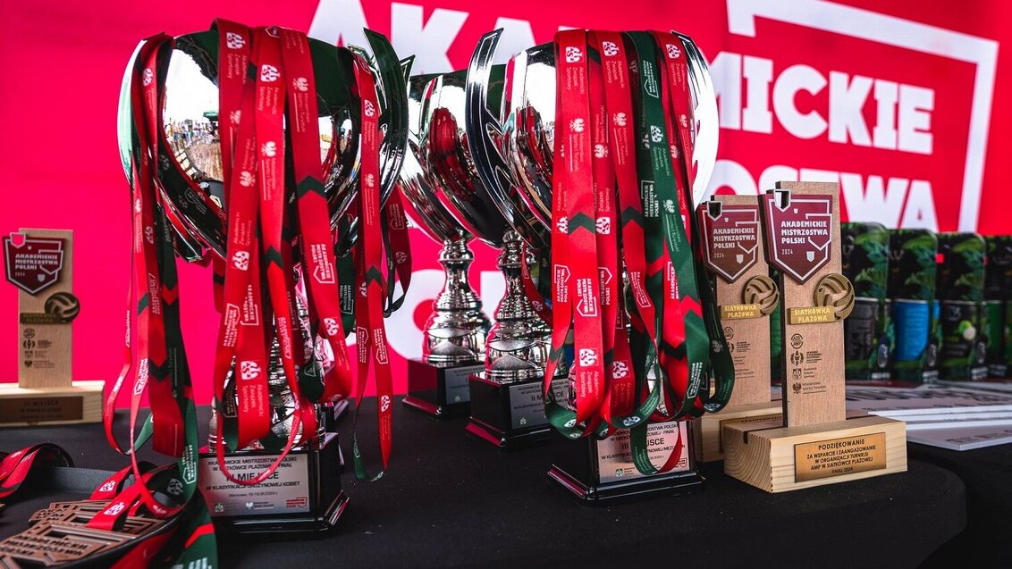 Image of a table with awards in a sports championships, cups filled with medals and statues