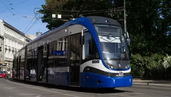 Zdjęcie jeżdżącego po krakowskich ulicach tramwaju.