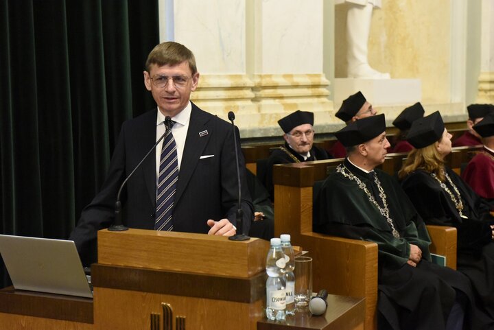 Image of the President of the Polish Space Agency Professor Grzegorz Wrochna delivering a lecture