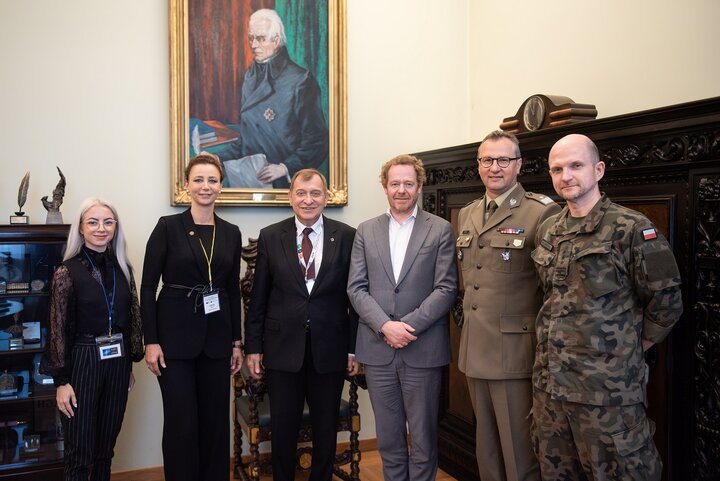 Image of Professor Jerzy Lis, David van Weel, Izabela Albrycht, representatives of the Polish military and NATO, after a meeting in the Rector's office