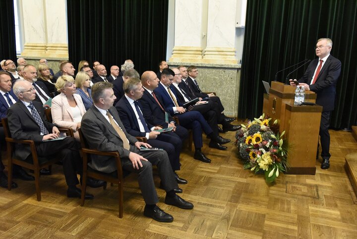 Image of the Chairperson of the University Council giving a speech in front of a large group of people