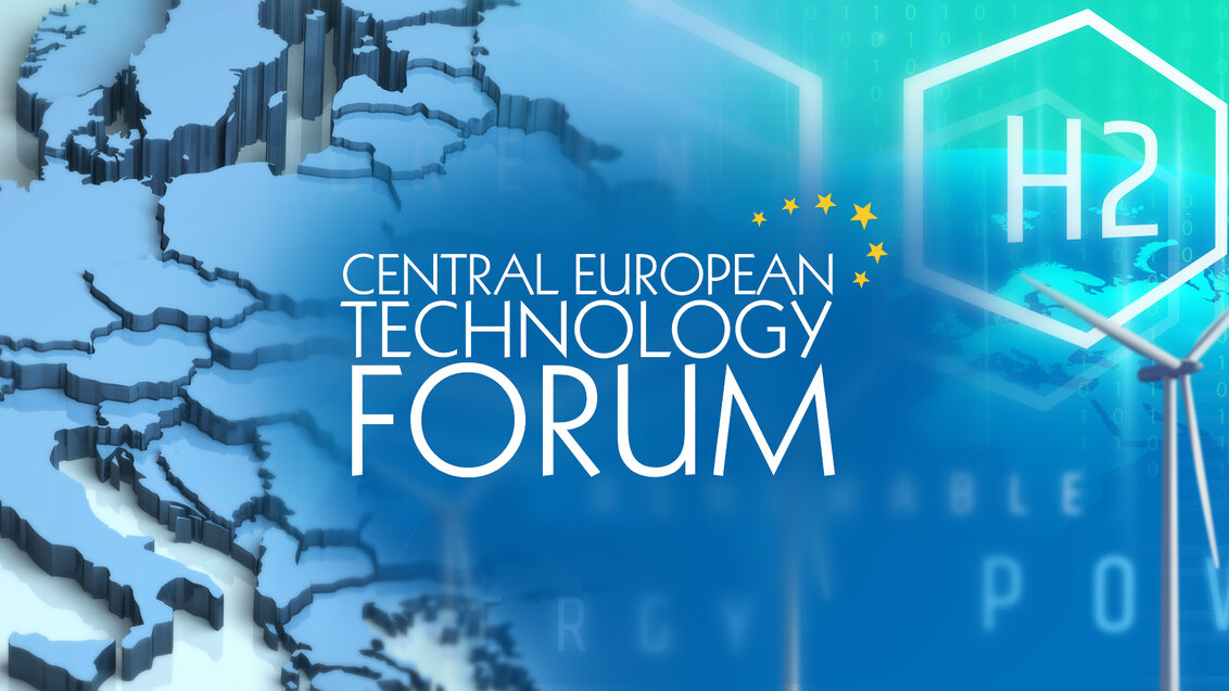 Abstrakcyjna grafika zawierająca w centralnej cześci tekst "CENTRAL EUROPEAN TECHNOLOGY FORUM" oraz ułożone w łuku zółte gwiazdki. W tle fragment mapy Europy oraz kolaż z turbinami wiatrowymi, symbolami wodoru i kodem binarnym.