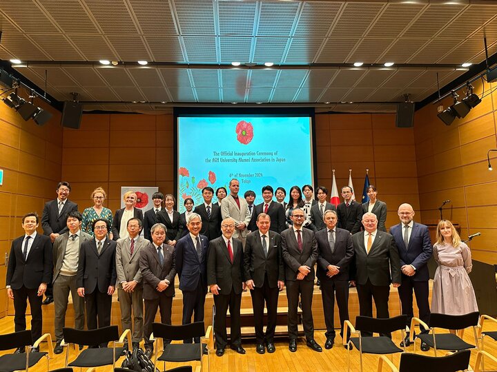 Grupowe zdjęcie osób uczestniczących w inauguracji Koła Wychowanków AGH w Tokio.