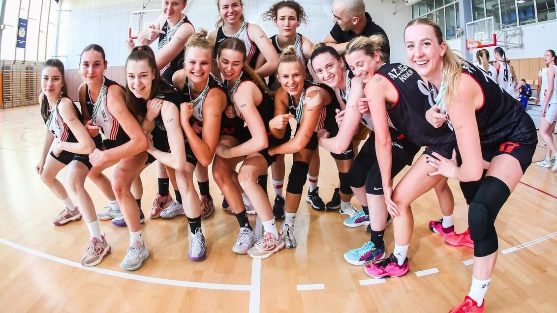 Photo of the AZS women's basketball team on the court