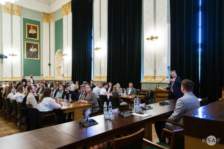 Na zdjęciu studenci uczelni małopolskich podczas spotkania z ministrem. Zdjęcie wykonane w auli AGH.